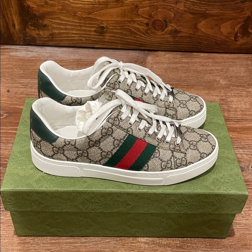 Gucci GG Supreme Ace Sneakers in Beige with Green & Red Web - Picture 2 of 6